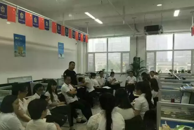 家人們開展學(xué)習(xí)探討活動。 